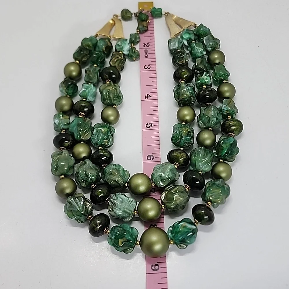 Vintage Elegant Green Beaded Necklace - Picture 8 of 9
